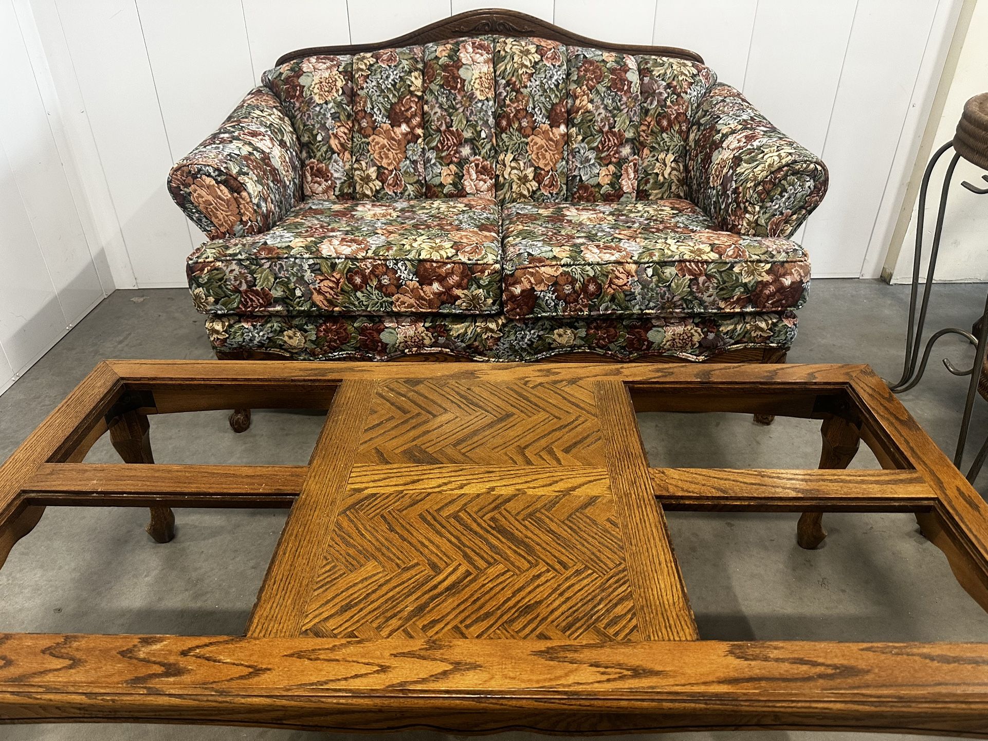 VINTAGE FLORAL LOVESEAT W/ FREE DELIVERY