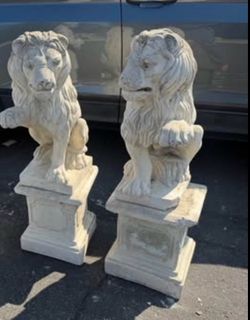 Lions statue