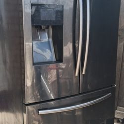 SAMSUNG FRENCH DOOR REFRIGERATOR WITH FEEEZER ON BOTTOM