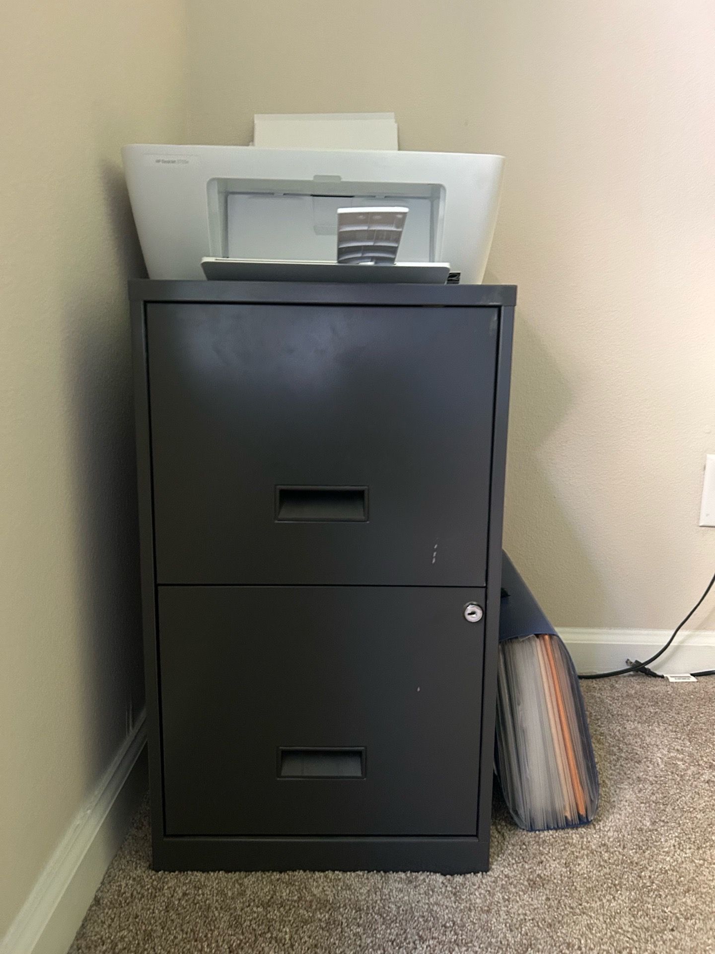 Filing cabinet w/ keys!