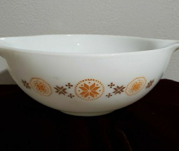 Pyrex Cinderella Bowl very Collectable 4qt.