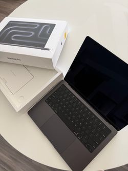 14-inch MacBook Pro - Apple M5 chip with 10-core CPU and 10-core GPU - 24GB Memory - ITB SSD - Space Black