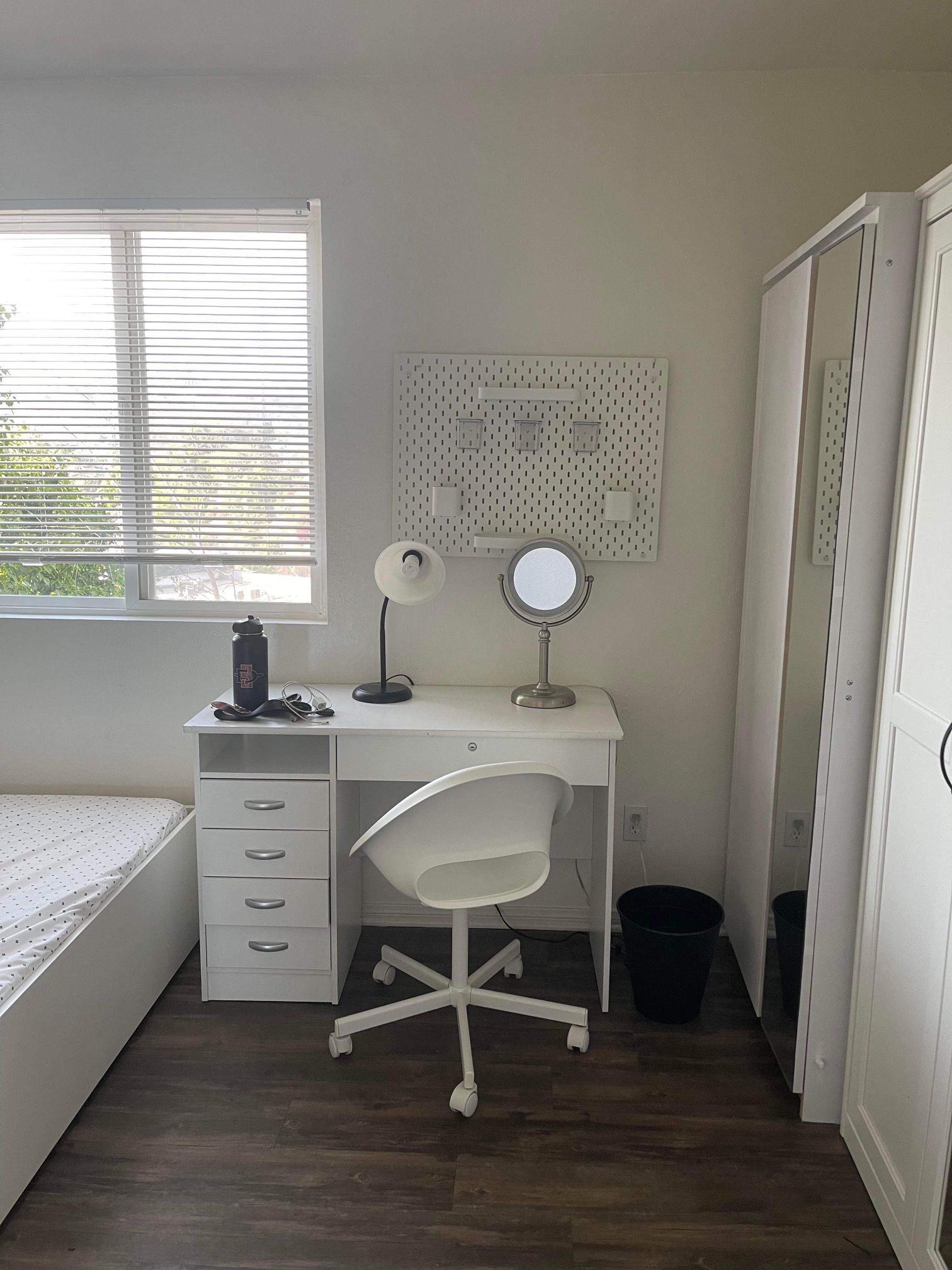 MOVE OUT SALE (desk, chair)