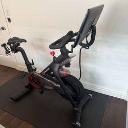 Peloton Bike (Excellent Condition)