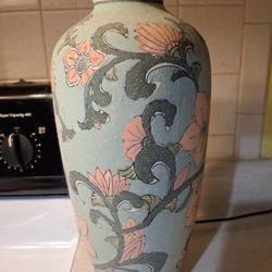  VERY UNIQUE LOOKING VINTAGE  CHINESE HAND PAINTED PORCELAIN VASE WITH FLORAL PATTERN  