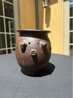 Pig faced vase – Chilean Pomaireware