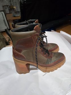 SOREL Lace-Up Heeled Hiker Boots