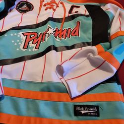 Black Pyramid Sweat Shirt Size M