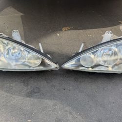 2006 Toyota Camry Headlights Left And right. (No Bulbs) 