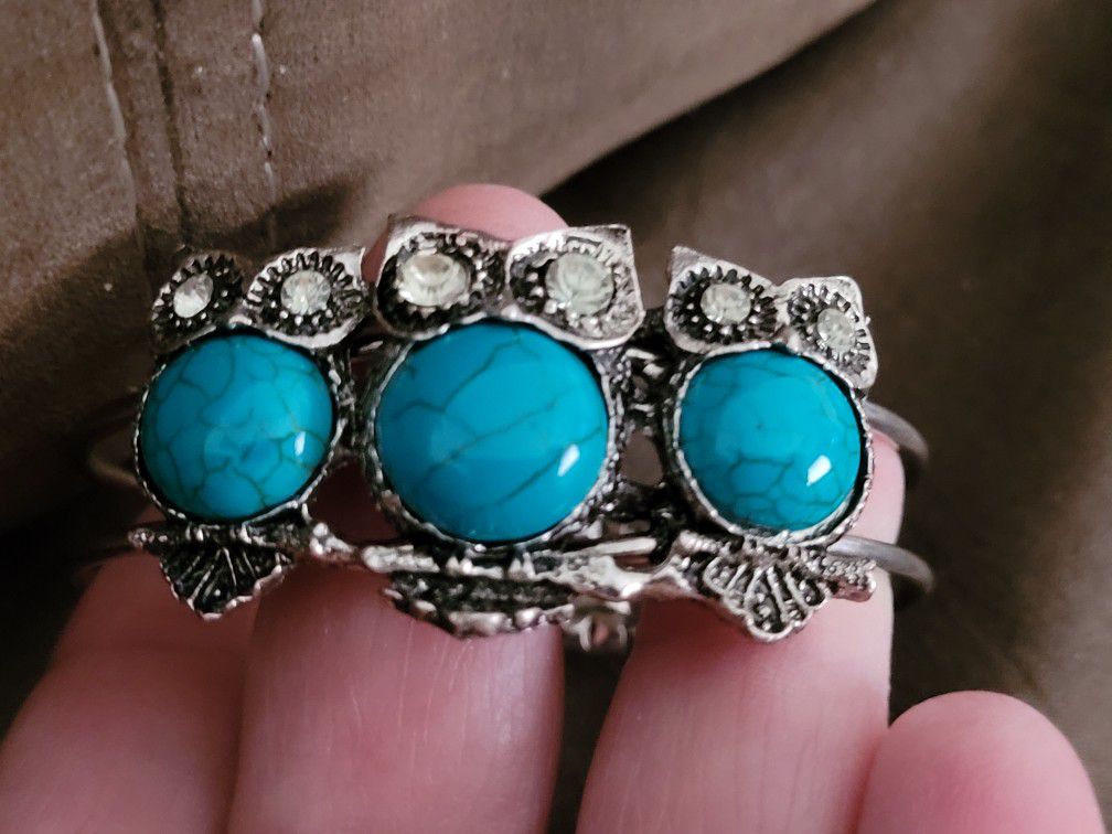 New!! Fashion Jewelry Bracelet.  Turquoise-colored Stones. Owls