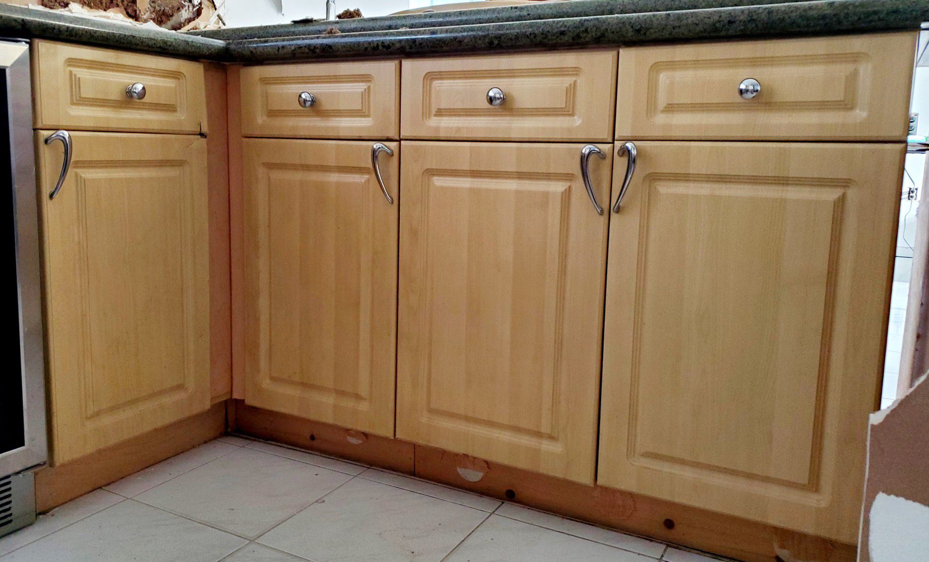 Bottom kitchen cabinets with granit counter tops