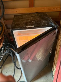 MAGIC CHEF MINI FRIDGE