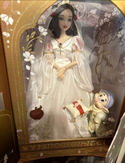 Disney snow white d23 limited editiom with dopey
