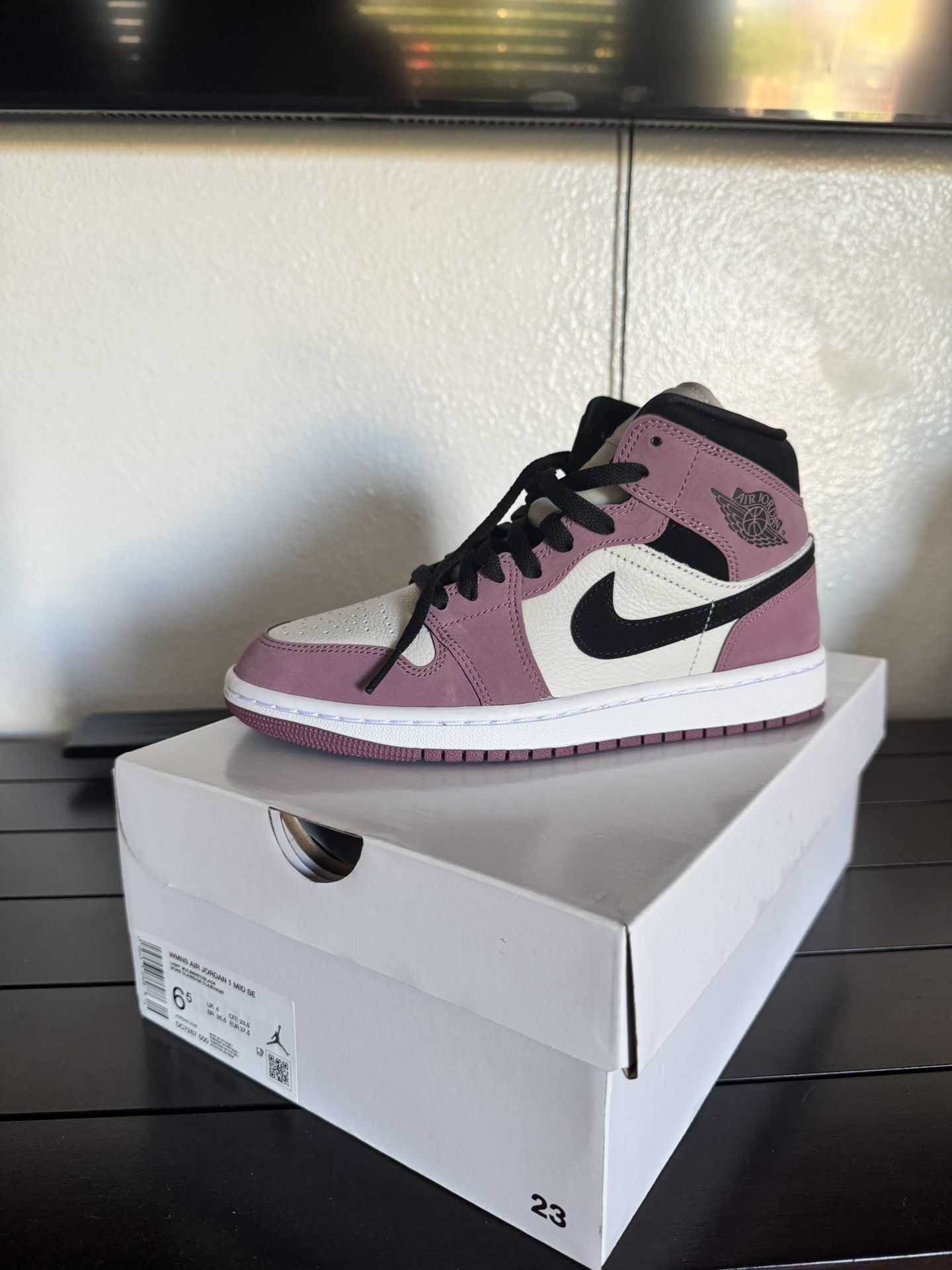 Air Jordan 1 Mid Berry Pink