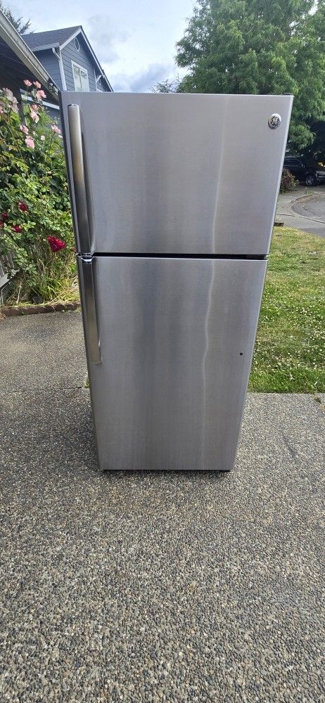 Ge Fridge Size 28w 29d 64h) I Can Help You With Free Delivery Within 10 Miles Distance