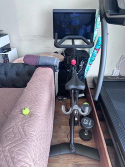 Peloton Bike+ – Excellent Condition – Rotating Touchscreen