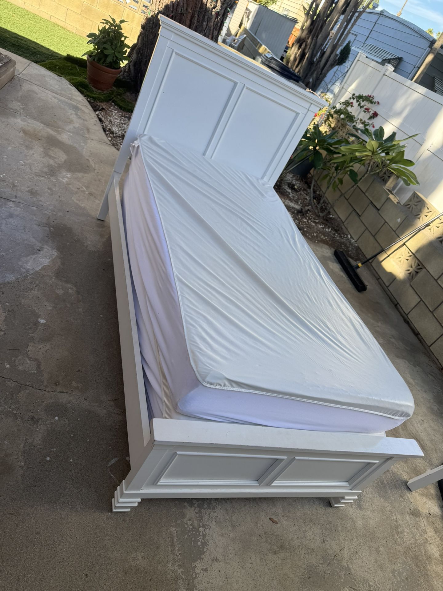 2 Twin Beds White