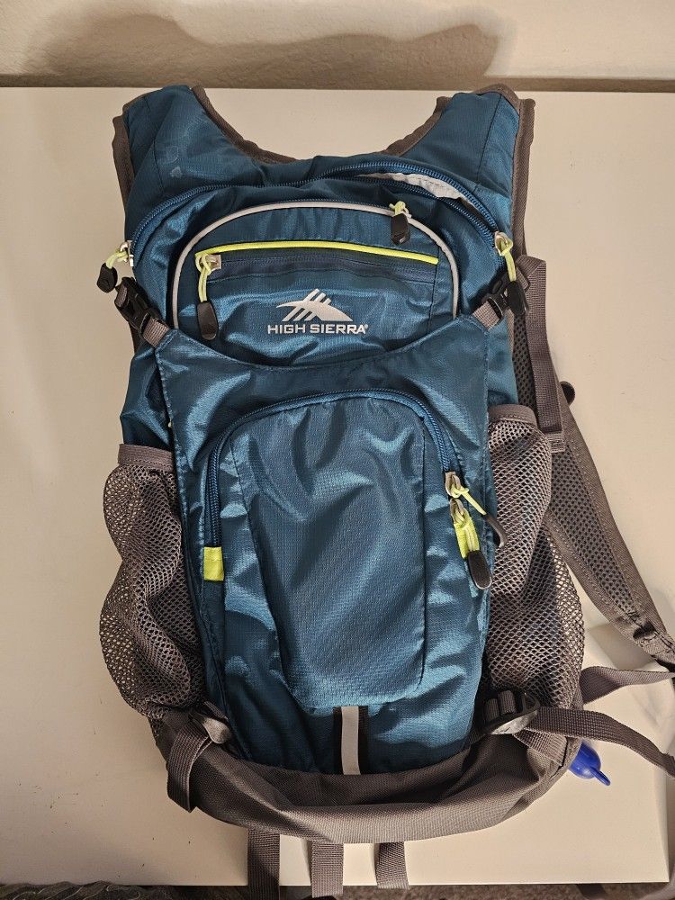 High Sierra HydraHike 20-Liter Hydration Backpack