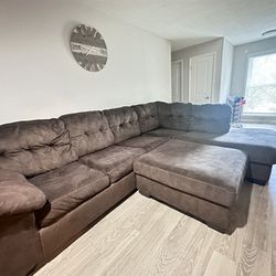 Living Room Sectional With Queen Size Pull Out Bed 