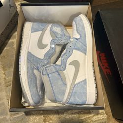 Jordan 1 Hyper Royal 