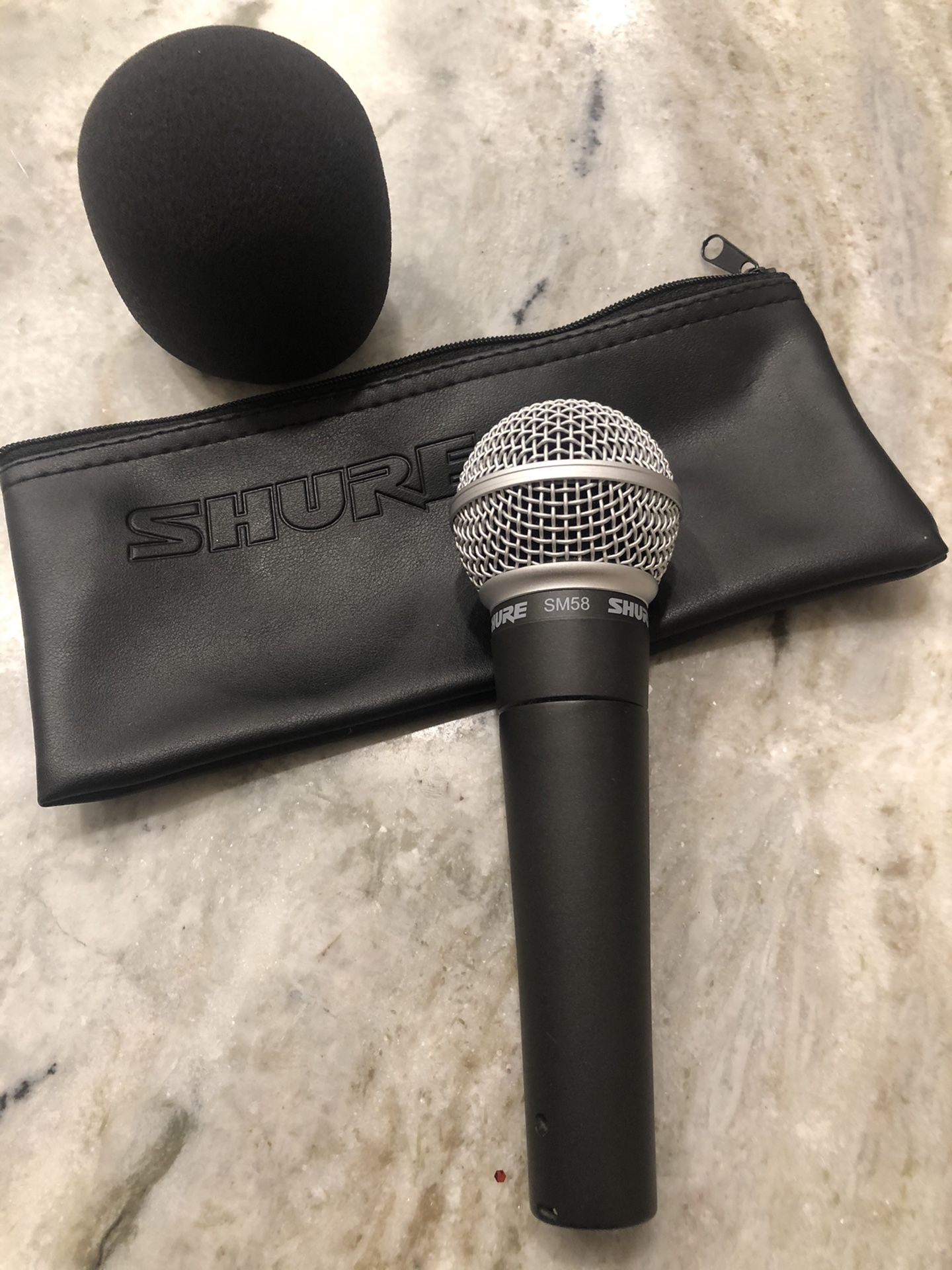 Shure SM58 with wind screen an Bag