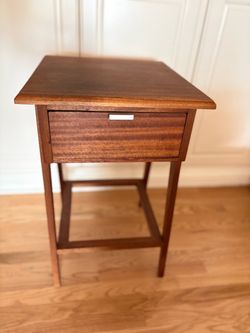 Vintage 1960s Mid-Century Modern Side Table / Nightstand