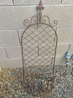 Wrought Iron Garden Trellis with Fleur-de-Lis Finial