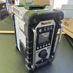 Makita Jobsite Radio XRM05 (Bluetooth/AM/FM)