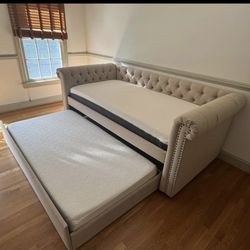 Tufted Trundle Daybed Excellent Condition 