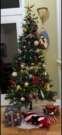 Full Christmas Bundle: 6.5ft Fluffed Tree, Ornaments, Skirt & Snowman Wall Decor