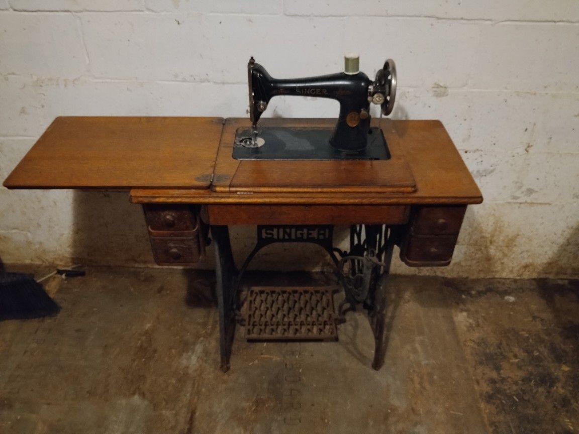 1928 Singer Sewing Machine