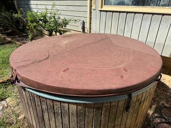 Round jacuzzi folding cover, 6’6” diameter