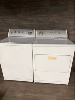 Whirlpool washer and gas dryer laundry set