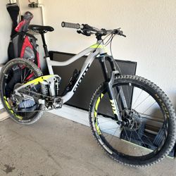 Giant Trance Mountain Bike — Medium — 27.5 Tires — 2018