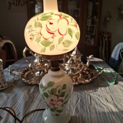  REALLY NEAT LOOKING ANTIQUE  DECORATIVE GLASS  TABLE LAMP  WORKS GREAT 