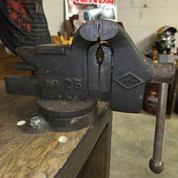 Vintage Littlestown No. 25 Green Swivel Base Bench Vise LITTCO