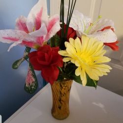 Beautiful yellow'ish unique glass vase with silk fabric flowers 

Please go to my page and see other items that I have listed thank you for your inter