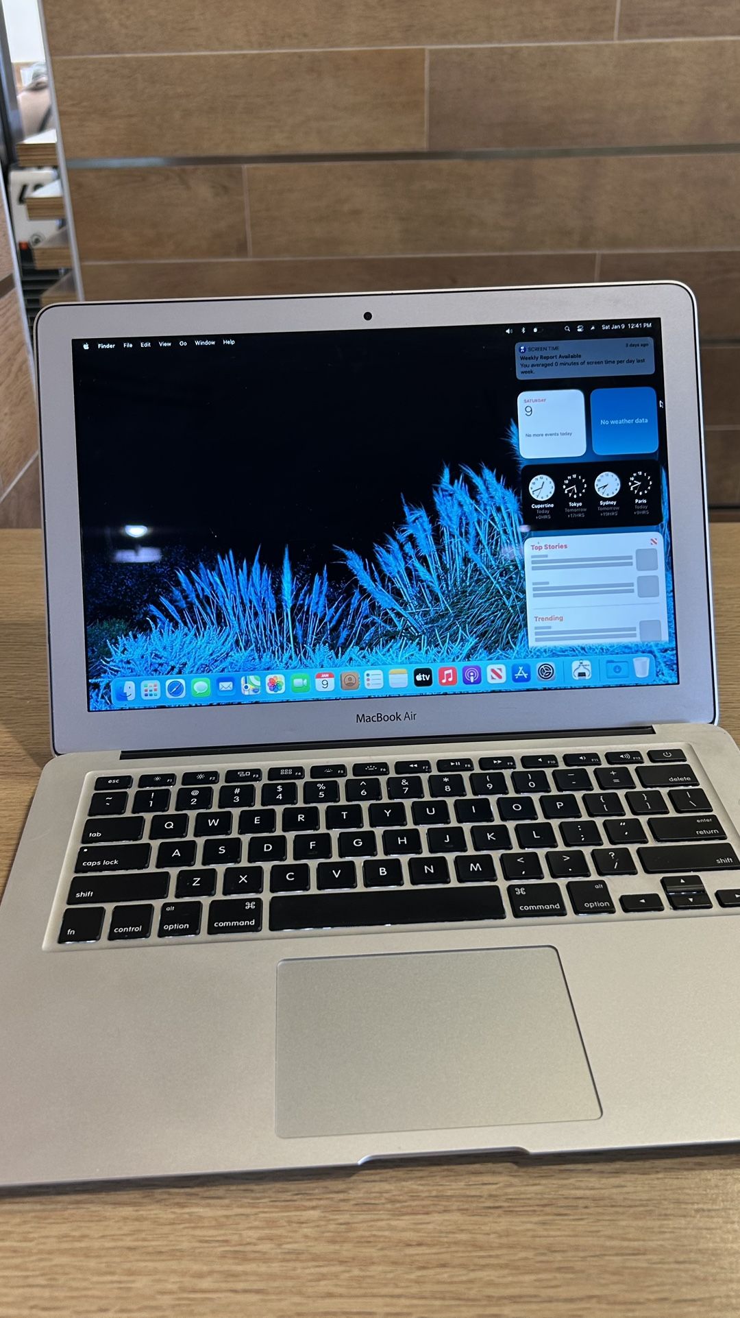 Apple MacBook Air 13” I5/8GB/256GB SSD $200
