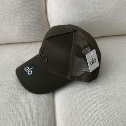 alo yoga TRUCKER HAT "olive"