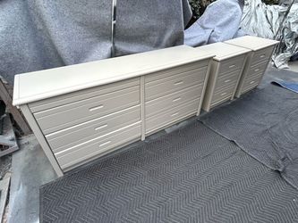 EXCELLENT OAK 3 PC BEDROOM SET CAN DELIVER LOCAL IF NEEDED