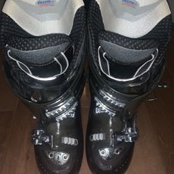 Atomic Skiing Boots