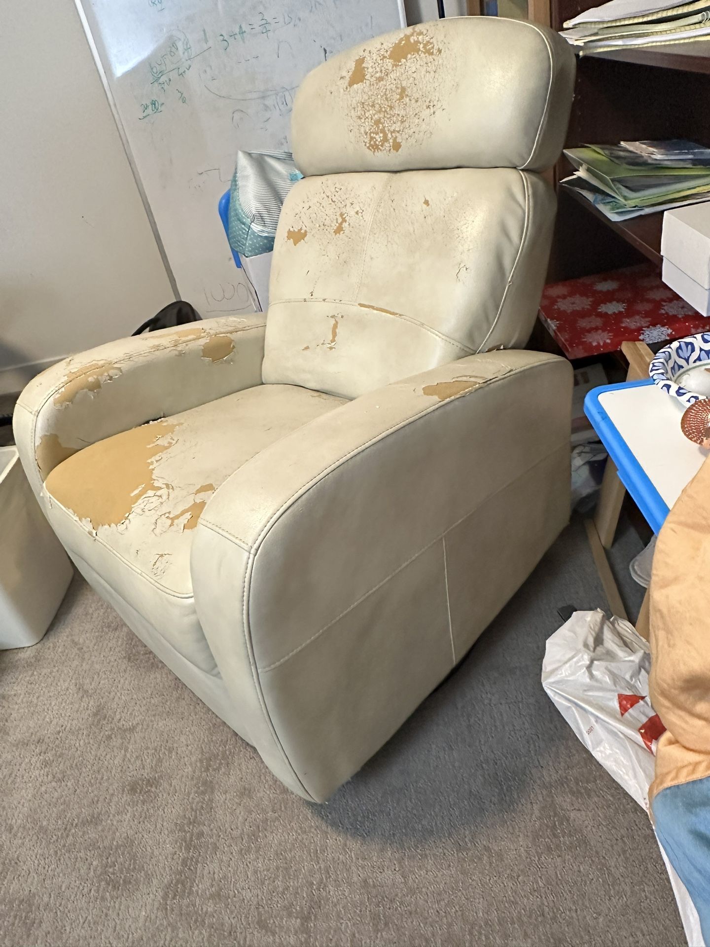 Recliner chair(FREE)