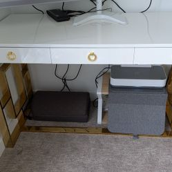Luxury Desk And Chair For Pickup Bellevue