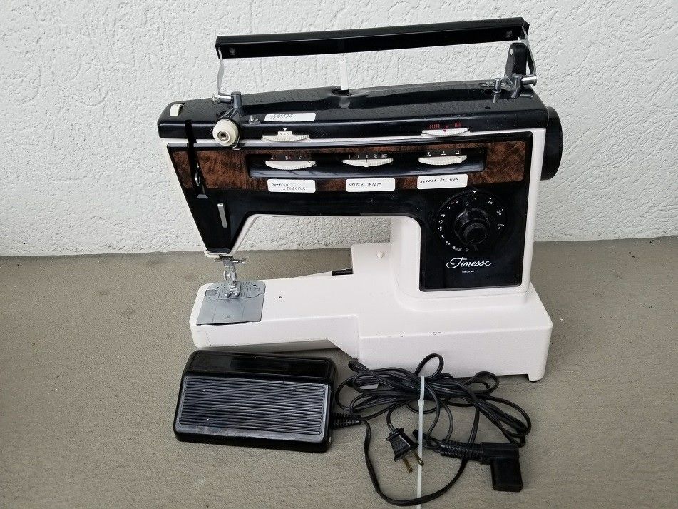 Singer FINESSE 834 Sewing Machine W Pedal WORKS GREAT! Super Machine