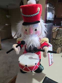 Hallmark Animated HALLMARK Soldier Drummer Plush