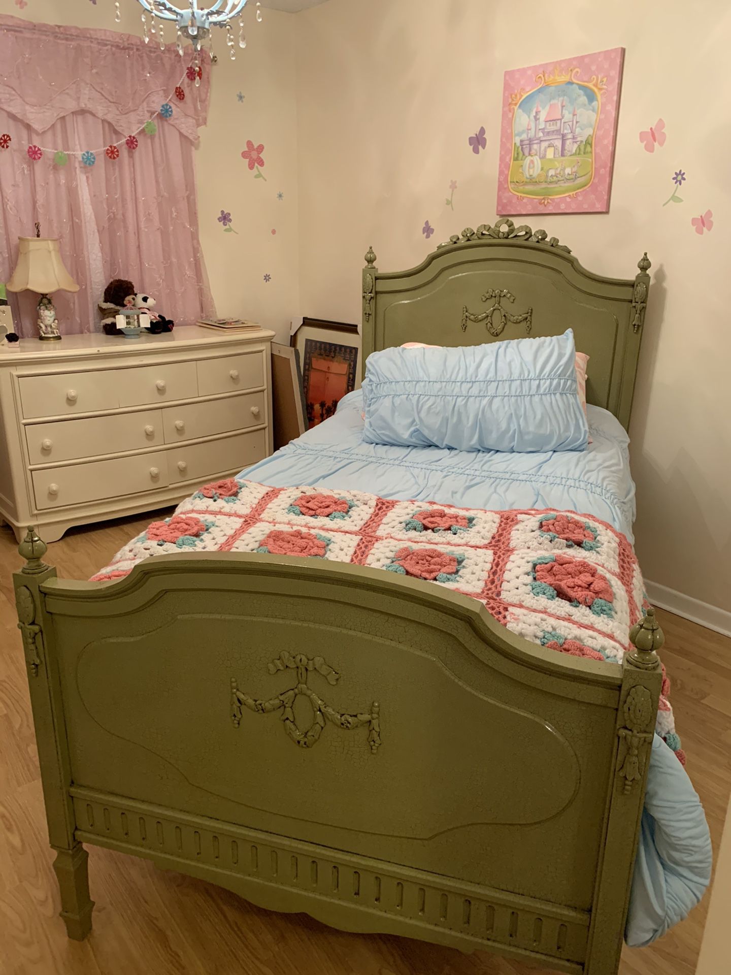 Beautiful Single bed with mattress and linens