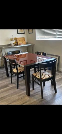 Dining Table w 4 chairs