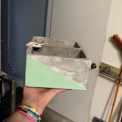 Free concrete stationary holder/makeup brush holder