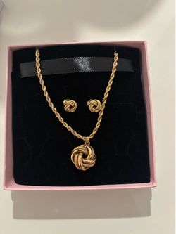 Juego de cadena y aretes de nudo