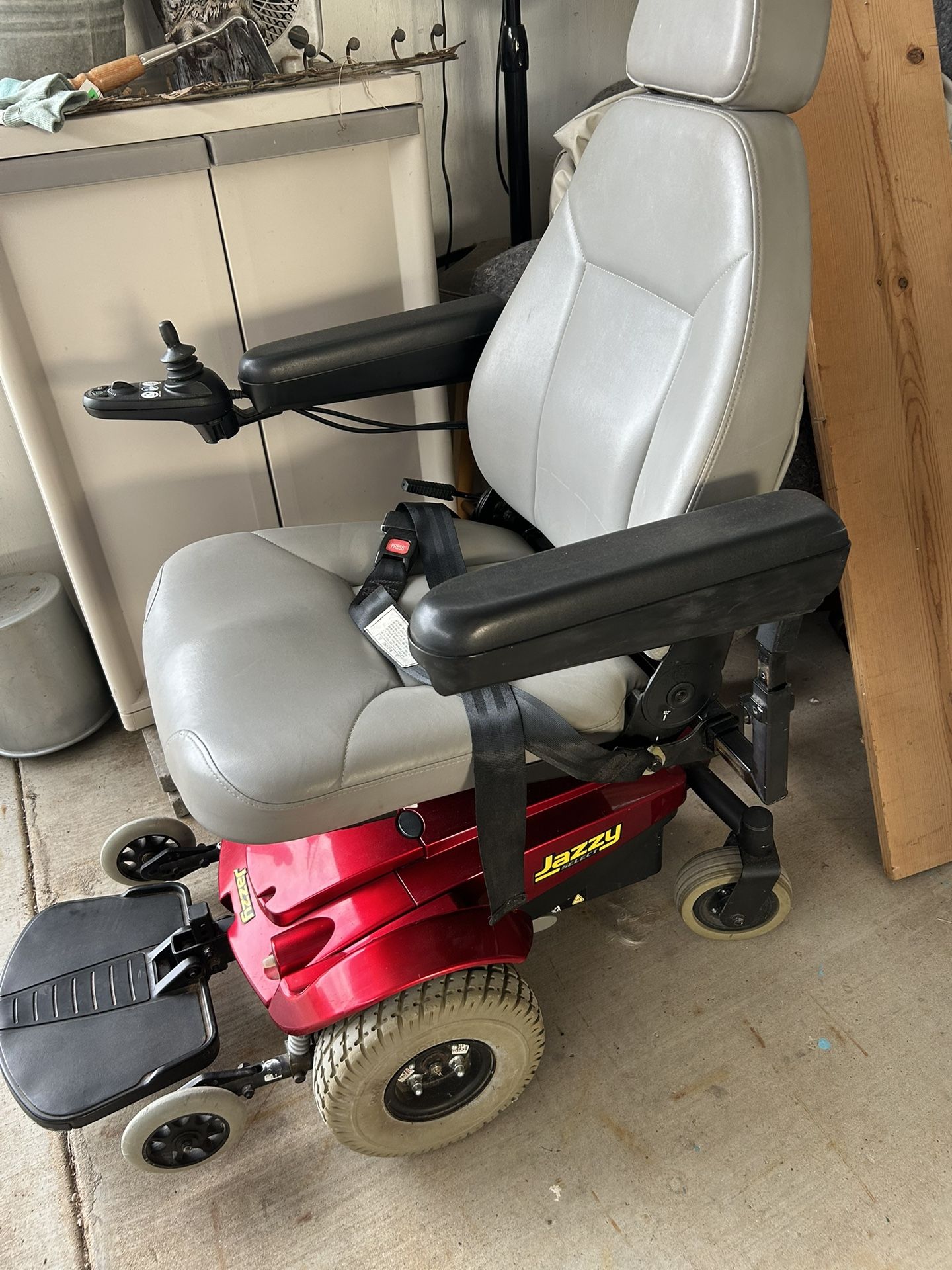 JAZZY BY PRIDE ELECTRIC MOBILITY WHEELCHAIR/ SCOOTER